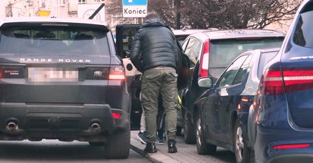 Karolak wysadza Violkę z dziećmi na środku ulicy. Tak dba o ich bezpieczeństwo?