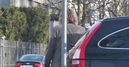 Humorzasta wnuczka Pokory przegląda telefon
