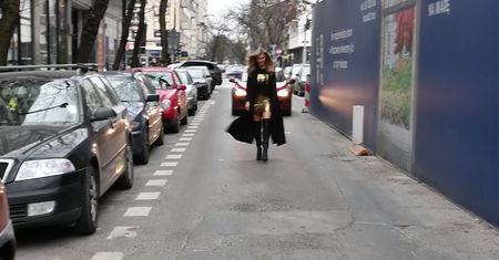 Krupa w cekinowej mini promuje "CHWDP" pod studiem TVN-u