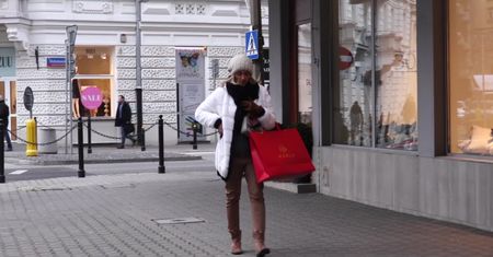 Przejęta Szostak na zakupach w warszawskim butiku