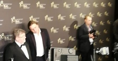 Piotr Woźniak-Starak udaje, że... całuje Edwarda Miszczaka