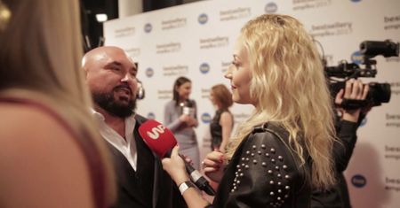 Vega odcina się od hejtu: "Cały czas robię filmy, nie czytam wiadomości na Facebooku"