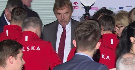 Zbigniew Boniek wręczył prezent polskim skoczkom. Piotr Żyła przyglądał mu się z uwagą