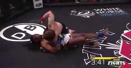 "Klatka po klatce" #17 (highlights): zawodnik znokautował się sam!
