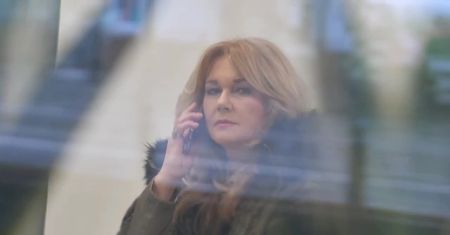 Militarna Torbicka zalotnie uśmiecha się do paparazzi