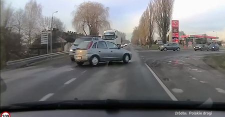 Osobówka kontra tramwaj. Szynowy pojazd miażdży bok od strony kierowcy