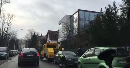 Straż miejska odholowuje auto przed szpitalem w Warszawie