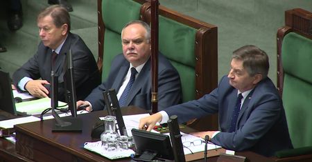Posłowie będą rzadziej w Sejmie. Zarobią tyle samo, co wcześniej