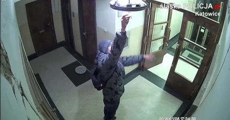 Policja z Katowic szuka złodzieja żyrandoli. Wszystko nagrała kamera
