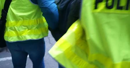Zaatakowali policjantów z siekierami