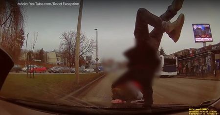 Wypadek w Krakowie. Nastolatek wbiegł pod samochód
