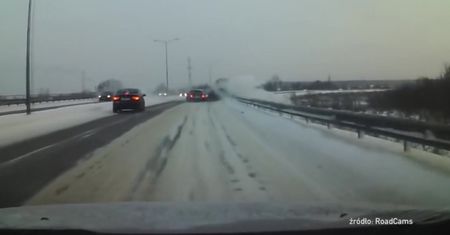 Rosyjski potwór ratuje inne pojazdy. Na jego wielkie koła nie ma przeszkód