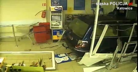 Zuchwały napad w Katowicach. Staranowali autem drzwi Tesco