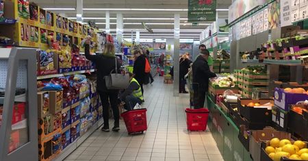 Biedronka na Dworcu Centralnym otwarta. Zakaz handlu jej nie dotyczy