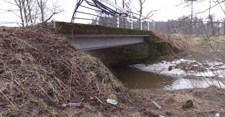 Zjechał z drogi i wpadł do rzeki. Nie żyje 15-latek