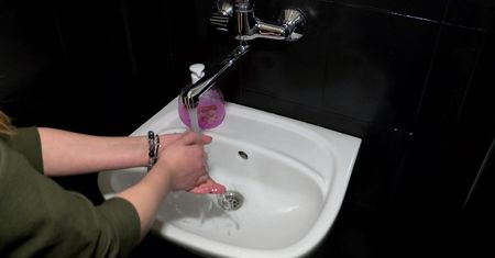 Mity na temat rąk. Nadal większość z nas w nie wierzy