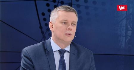 Premier otacza się eleganckimi rzeczami. "Po jego komunikacji widać, że nie wie, jak się żyje w Polsce"