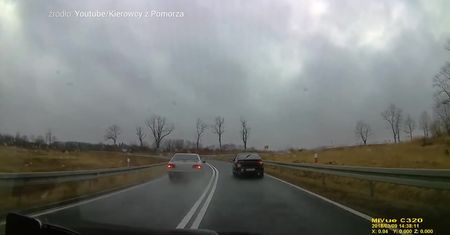 Wyprzedzał na podwójnej ciągłej. Rajd zakończył w rowie