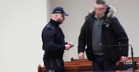 Żona Cezarego P. usiłuje czule pożegnać się z oskarżonym