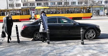 Uśmiechnięta Lewandowska wsiada do limuzyny