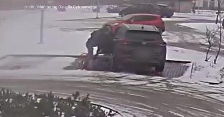 Kobieta pod kołami własnego auta