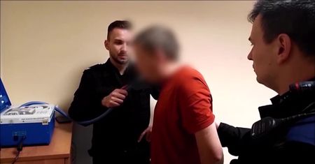 Pijany rozbił się na stacji paliw i zatoczył do sklepu po wódkę