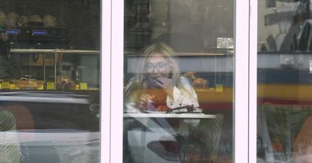 Olejnik zajada się francuskim śniadaniem w podkolanówkach Gucci