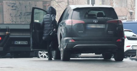 Zakapturzona Rosati nie radzi sobie na stacji benzynowej