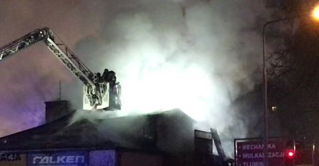 Mokotów. Pożar warsztatu samochodowego