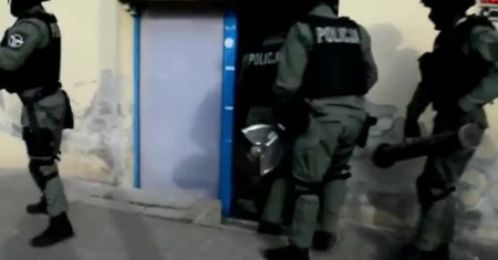 Dopalacze ukryte w "bunkrze". Policja z Poznania użyła ciężkiego sprzętu