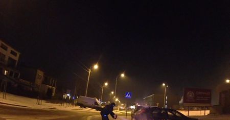 Białystok. Spał w płonącym aucie. Policjanci pokazali, jak ratują 35-latka