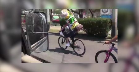 Wiózł figurę świętego rowerem. Nie skończyło się to dobrze