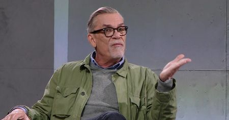 Niekonwencjonalna reakcja publicysty na tezę ws. PiS. Wręczył "prezent"