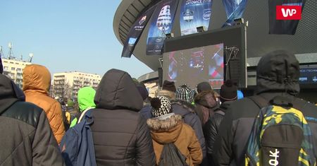 Niezwykłe sceny w Katowicach. Tysiące ludzi przez długie godziny stało w wykańczającym mrozie