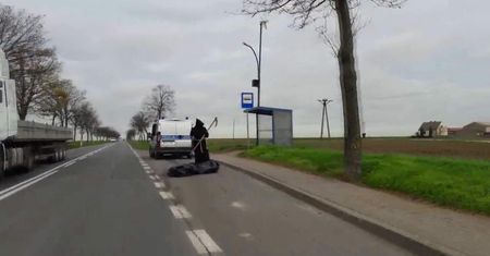 Ponury Żniwiarz straszy kierowców na trasie z Krotoszyna