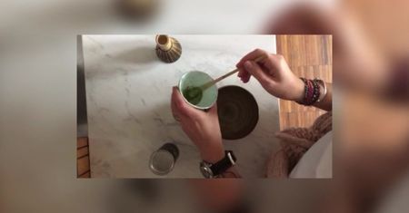 Maia Sobczak pokazuje krok po kroju, jak zrobić matchę latte
