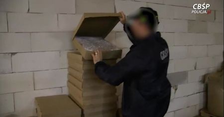 Papierosy pakowali w kartony na pizzę. Nielegalna fabryka zlikwidowana
