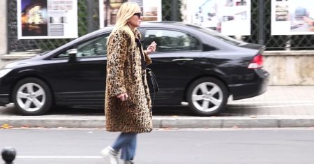 Olejnik w lamparcim futrze ignoruje paparazzi