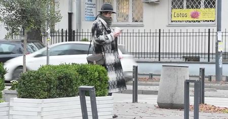 Modna Kołakowska wybiera maliny na bazarku (WIDEO)