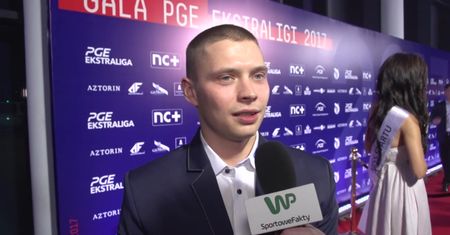 Żużlowcy skrępowani na czerwonym dywanie (WIDEO)