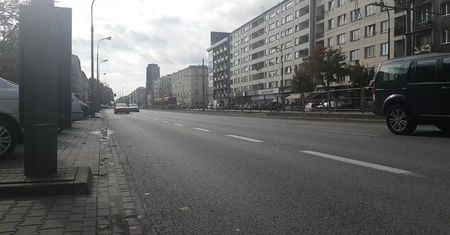 Nowa moda wśród kierowców. "Rezerwują" miejsca parkingowe
