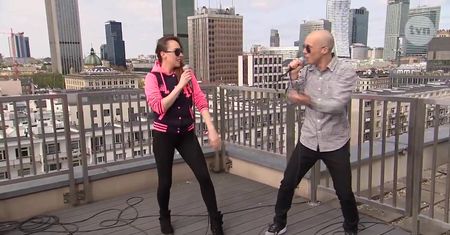 Dorota Wellman śpiewa z Mezo na dachu TVN-u!