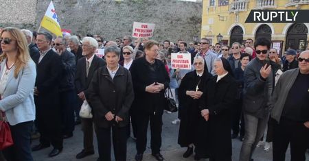 Demonstracje w chorwackim teatrze! Na scenie Jezus gwałcił półnagą kobietę w hidżabie