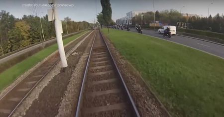 Brawura motocyklistów. Tak łamią przepisy