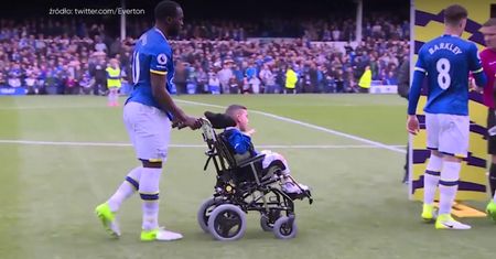 Romelu Lukaku z niepełnosprawnym chłopcem na boisku. Piękny gest piłkarza Evertonu
