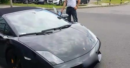 Krzysztof Rutkowski w czarnym Lamborghini