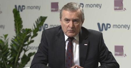 Gliński chce mniej reklam w TVP. Warunek? "Zdrowe podstawy finansowe"
