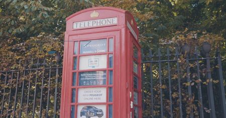 Salon Peugeota w budce telefonicznej