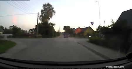 #dziejesiewmoto: kierowca autobusu utknął na torach kolejowych