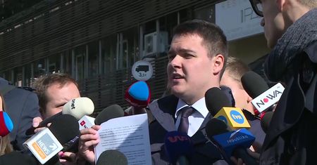Zawieszony poseł PiS "pocałował klamkę" w siedzibie partii (WIDEO)